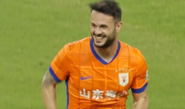 半岛体育官网-强！卡扎连续7场破门，赛季第四次戴帽，22球领跑射手榜