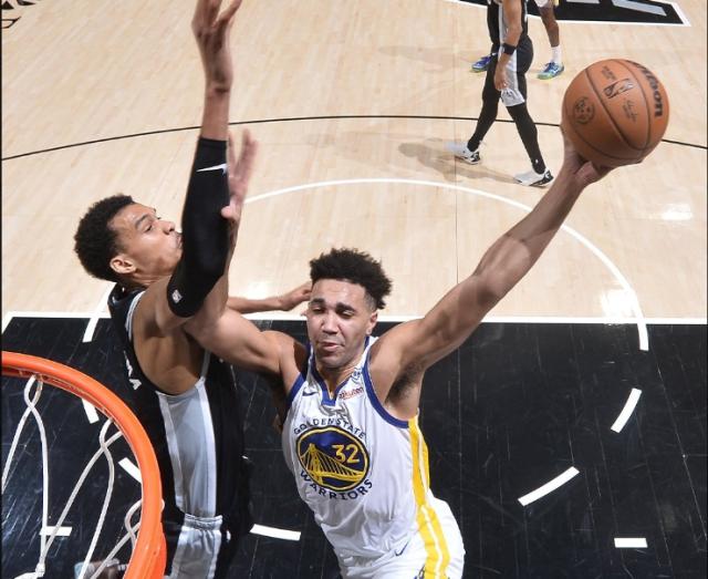 半岛体育官方网站-大帽字母+隔扣文班 起伏赛季勇士挖掘出内线宝藏