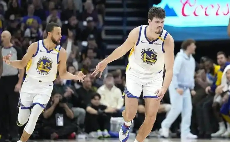 半岛体育APP-196万年薪却将鲁尼挤下首发！为库里去打群架，他是勇士的神射手