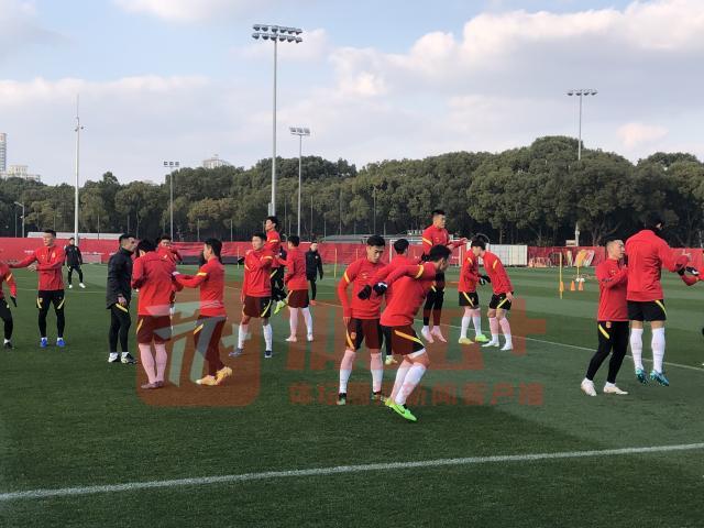 半岛体育官网-国足上海30人展开第二练 朱辰杰归队留守酒店