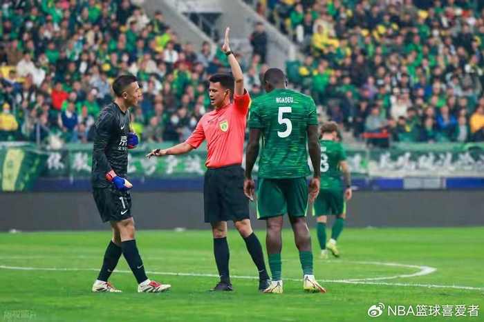 半岛体育官方网站-海港后防大换血，超级杯雨战国安，谁将笑傲南京？|上海海港|北京国安|卫冕冠军|穆斯卡特|贺惯_新浪体育_新浪新闻