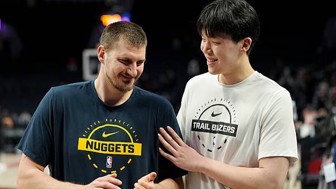 半岛体育官方网站-加时逆袭后，约基奇穿越全场去拥抱那个0分钟的中国小伙